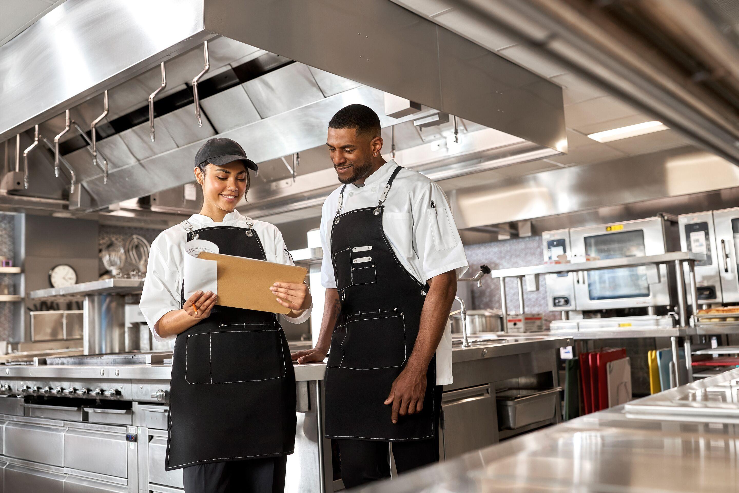 Placemaker mentoring cook in kitchen